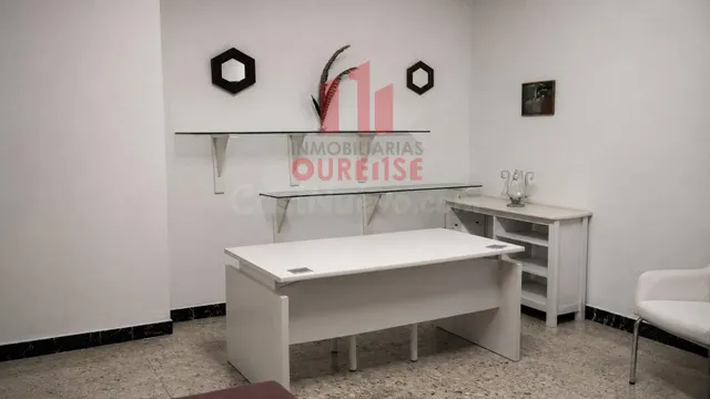 PEQUEÑO LOCAL COMERCIAL SITO EN GALERÍAS CERCANAS A LA CATED