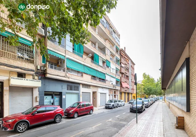 En Venta Piso de 4 dormitorios con ascensor, ideal para reformar a tu gusto. — 28