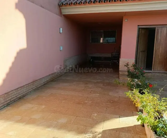 Chalet independiente en venta en Sanlúcar la Mayor - foto 3