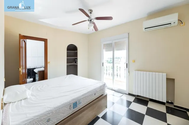 Amplio Chalet con piscina, pista deportiva y vistas en Ogíjares. — 16