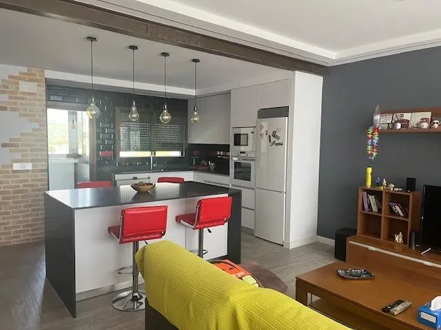 Alquiler todo el año, Apart. 1 dorm. de 90 m2, salón amplio y cocina con isla, reformado, vistas mar — 29