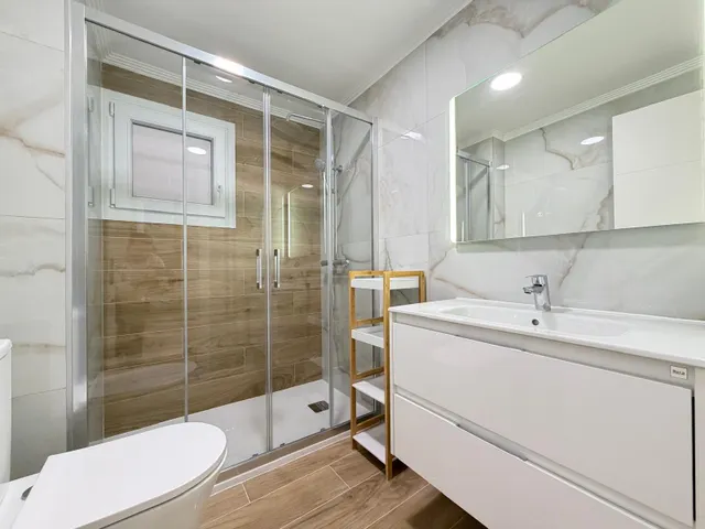 Apartamento totalmente reformado cerca de parque de las naciones con 2 dorm. 1 baño. con piscina. superficie 70 m2. — 17