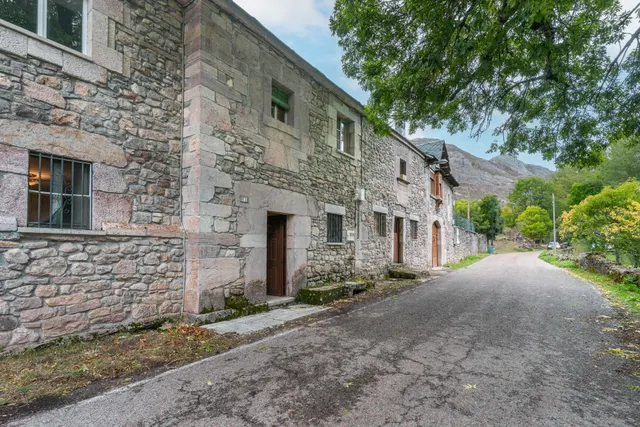 Casa, cuadra, pajar y fincas en venta en babia — 35