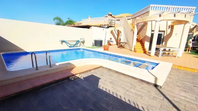VILLA INDEPENDIENTE CON PISCINA PRIVADA, 3 DORMITORIOS Y SOL