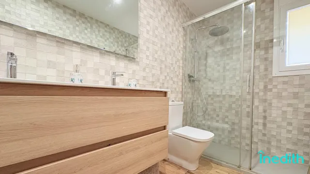 A 50 metros de la playa, Piso impecable con terraza, vistas , parking, trastero y piscina — 21