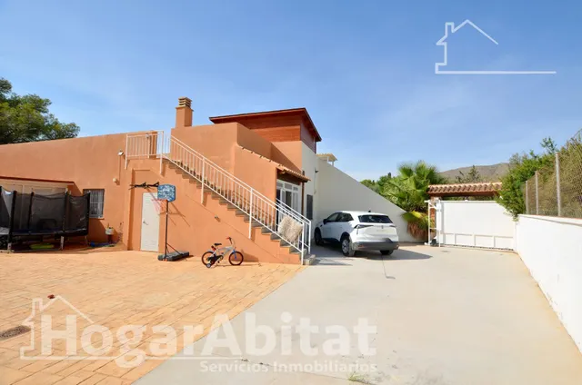 Respira paz entre el mar y la montaña en este exclusivo chalet pareado reformado con piscina privada, solárium y parking — 43