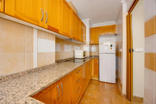 Apartamento de 1 dormitorio con garaje y piscina comunitaria - foto 4