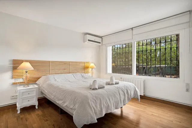 Alquiler larga temporada - Villa Privada con Piscina y Amplio Jardín en Cerrado de Elviria, Marbella — 32
