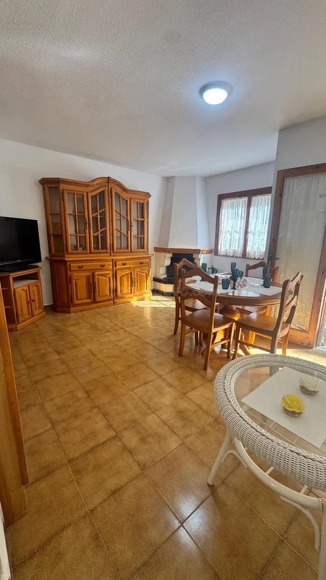 Casa adosada en primera línea de playa con jardín y aparcami - foto 3