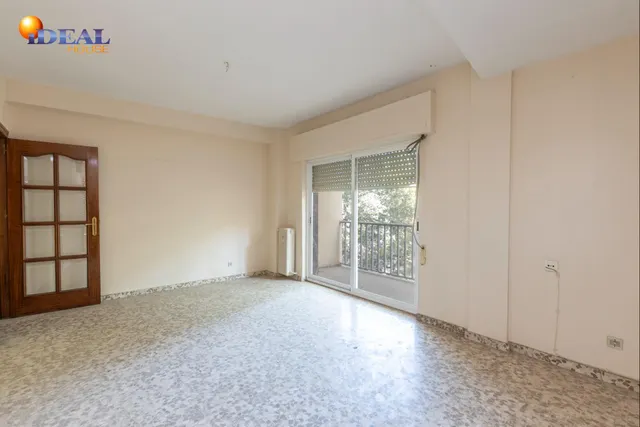 Piso en esquina con terraza y vistas a Plaza Mariana Pineda, Granada — 7