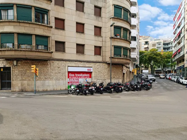 Gran local comercial en Av. Estanislao Figueres a 50 metros de Rambla Nova. — 2