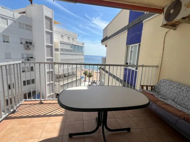 APARTAMENTO EN PRIMERA LÍNEA DE PLAYA EN BENIDORM CON TERRAZA Y PARKING — 2
