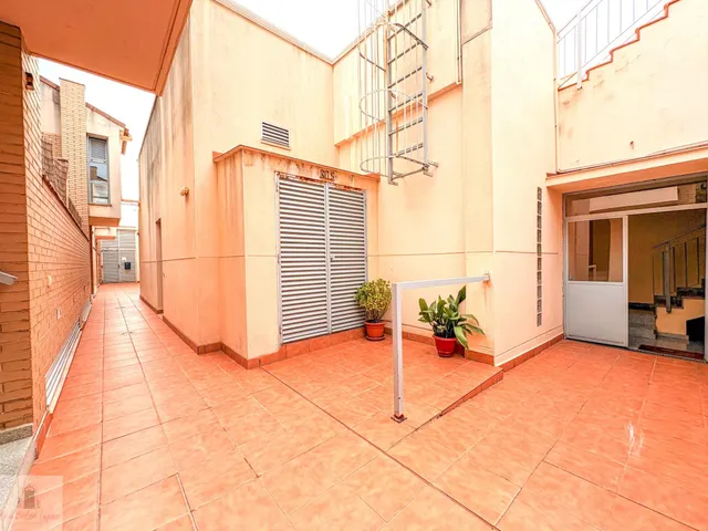 Apartamento de 2 dormitorios con patio, garaje y trastero en Ronda Sur — 38