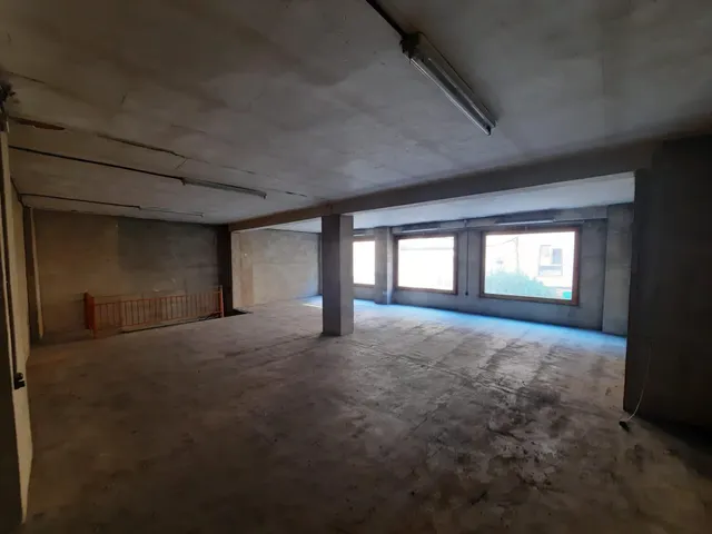 LOCAL COMERCIAL CON ACCESO DESDE DOS CALLES — 8