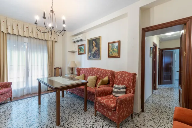 Piso de 3 dormitorios en calle milán, zaidín | muy luminoso y con gran potencial — 2