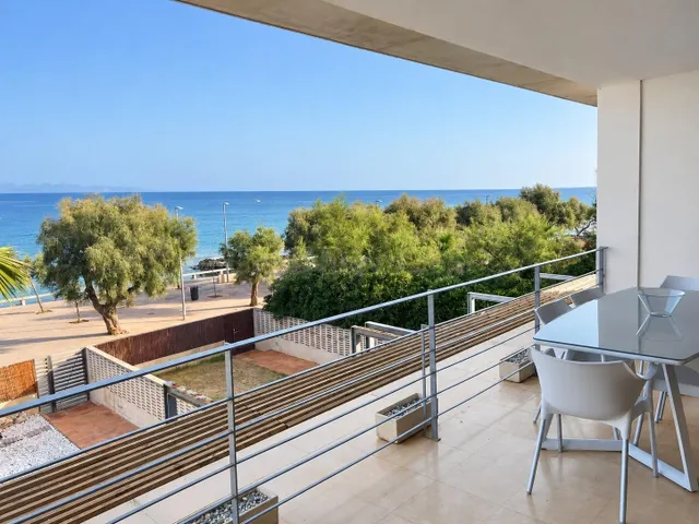 Amplio y luminoso apartamento en primera línea de mar, dos t