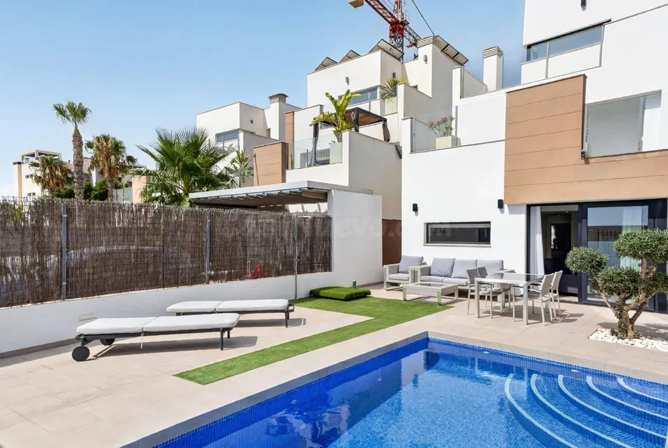 Moderna Vivienda Familiar con Piscina Privada en Excelente Ubicación