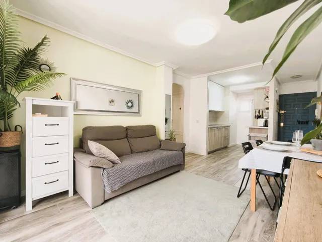 Apartamento reformado con piscina comunitaria, Alicante, Torrevieja. 3 habitaciones | 60 m2 | A 300 metros del mar — 4