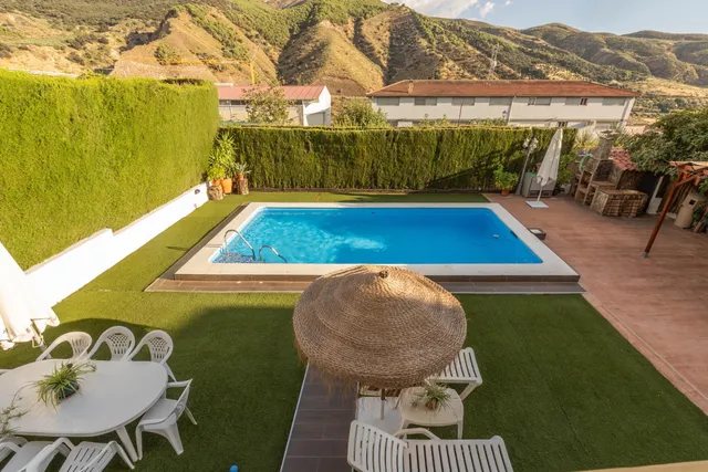 CHALET CON PISCINA Y JARDÍN A SOLO 10 MINUTOS DE GRANADA — 36