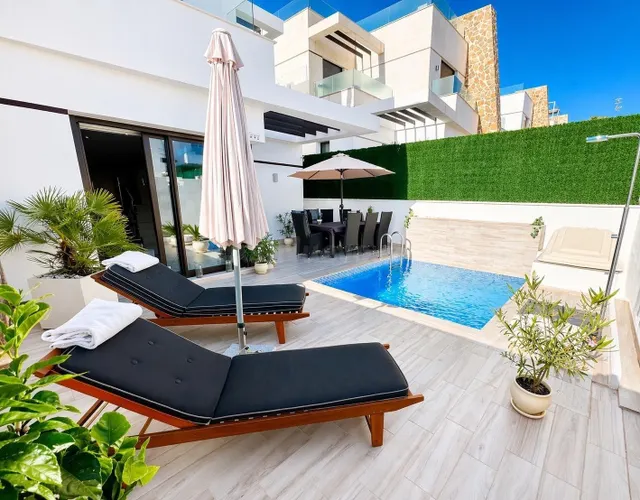 Casa adosada contemporánea con piscina privada y solárium: E