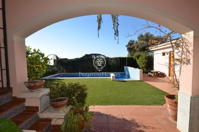Casa con piscina en venta con vistas espectaculares en Alella — 3