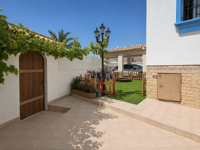 Casa de 3 plantas a solo 200 metros de la playa con vistas al mar — 29