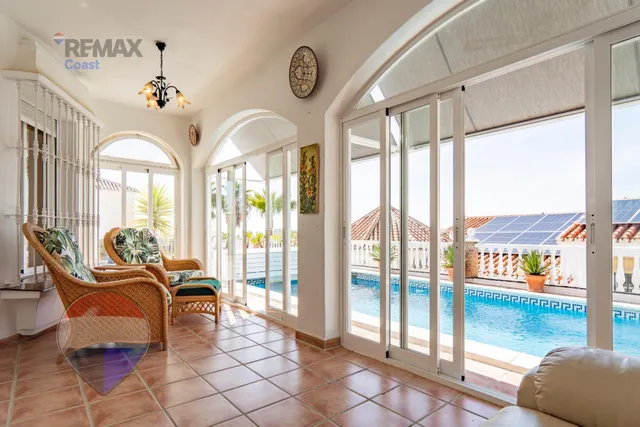 VILLA INDEPENDIENTE CON PISCINA, GRANDES TERRAZAS Y VISTAS AL MAR EN BENAJARAFE — 48