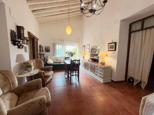 Acogedora casa de planta baja con jardín mediterráneo, patio soleado y gran garaje privado en Las Palas — 12