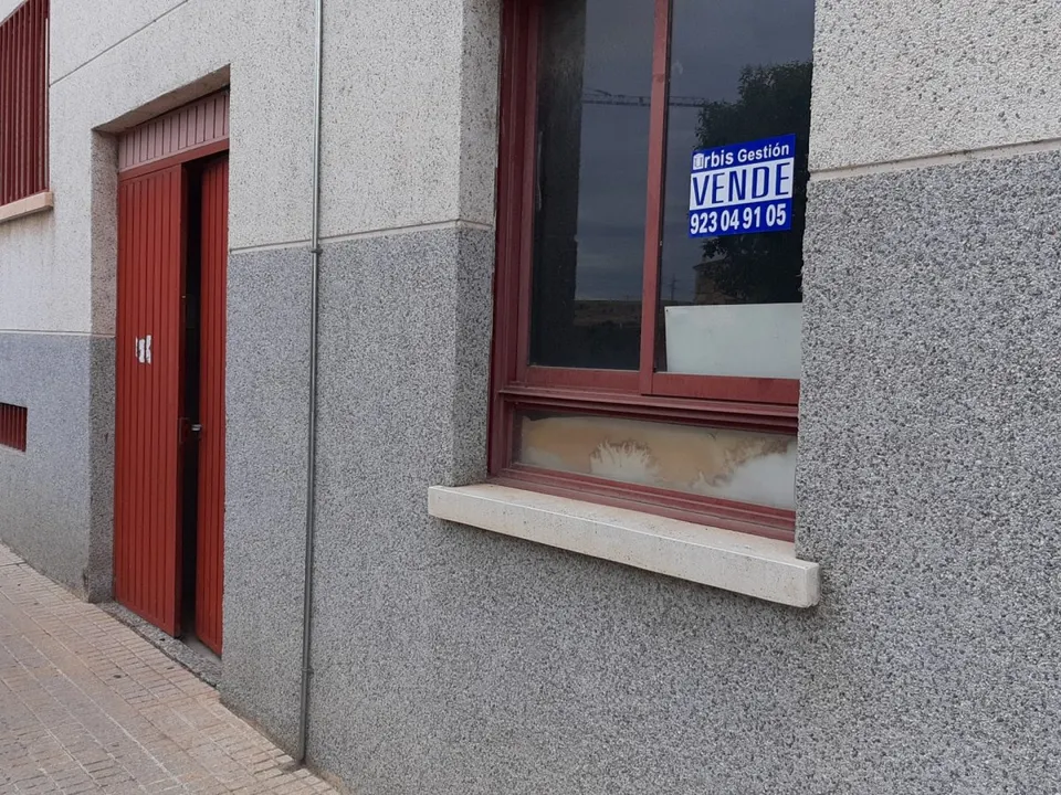 Urbis ofrece local a la venta en Villamayor, Salamanca.