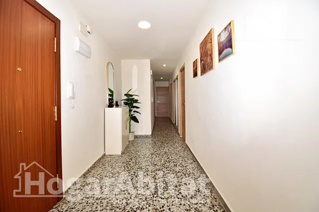 Amplitud y luz mediterránea en este piso totalmente reformado con terraza en Oliva — 36