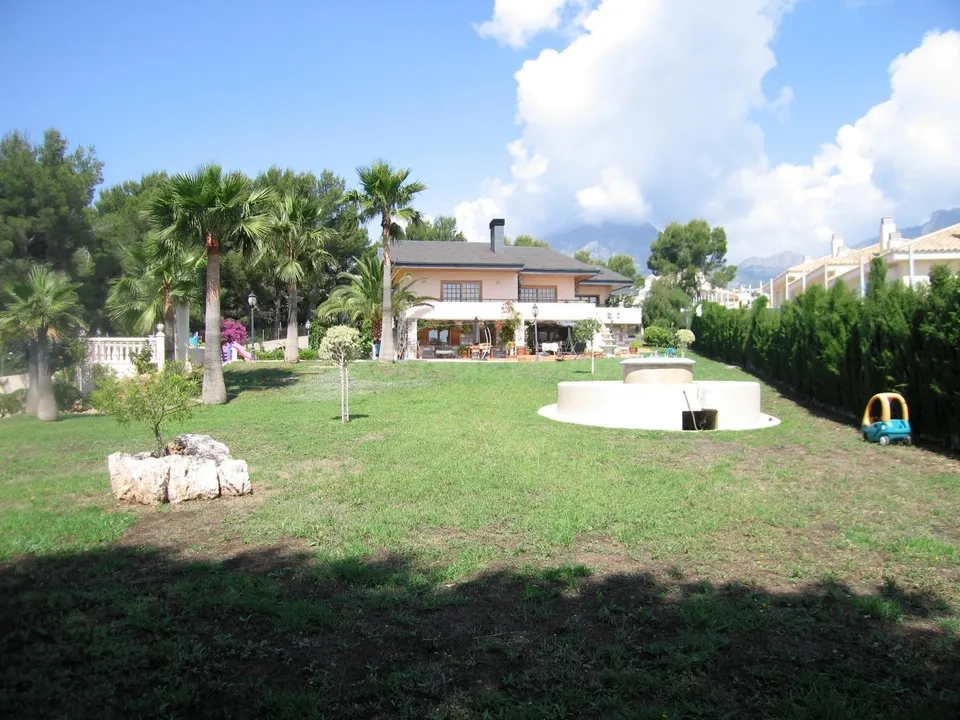 Chalet de lujo en la Nucia con 3.450 m2 de parcela y  525 m2 construidos con piscina y grandes jardines www.inmobiliarialesdunes.com