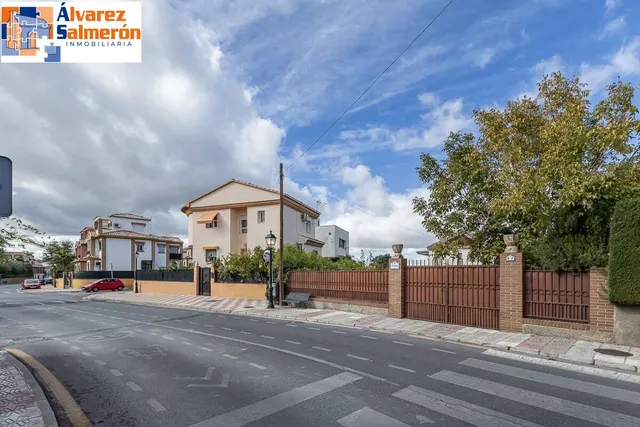 Gran casa con parcela y piscina en Cájar — 35