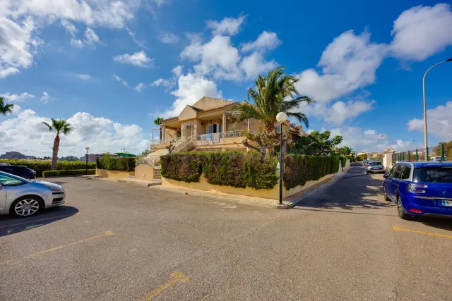 Bungalow planta alta de 3 dormitorios con piscina y plaza de garaje comunitaria. — 30