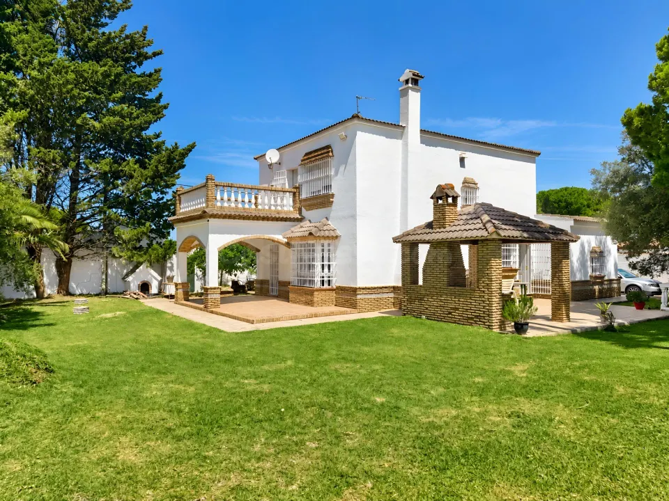 Encantador chalet rústico con piscina privada y amplia parcela