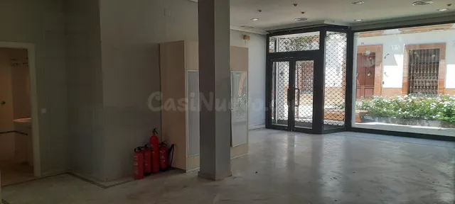 Local de 200 m2 en el centro, con aseos. - foto 3