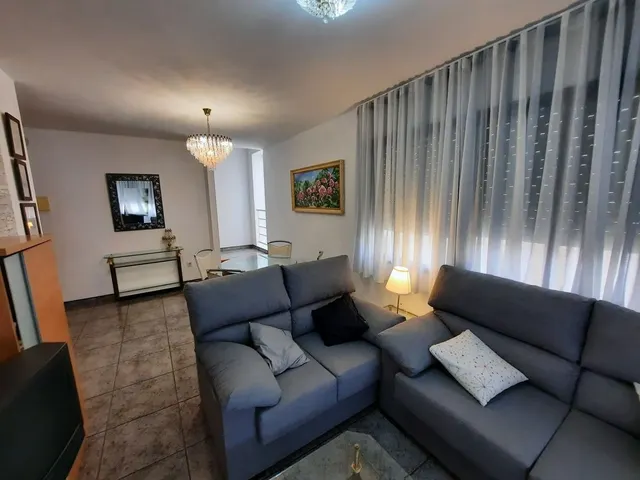 Casa esquinera, de 3 dormitorios, terraza, azotea. Dispone de 2 locales comenrciales. MUY CÉNTRICA — 8