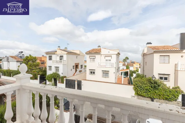 Casa independiente con piscina en La Zubia. — 29