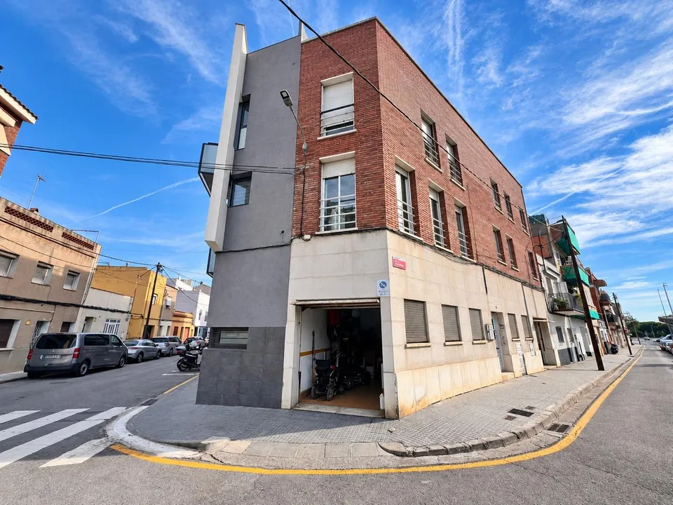 Vivienda luminosa con garaje privado y terraza en una tranquila calle de Gavà