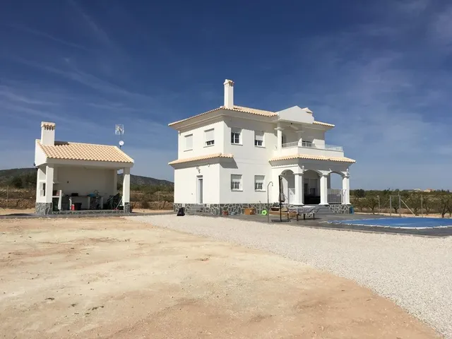 VILLAS DE OBRA NUEVA EN PINOSO — 3