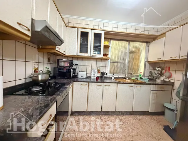 ¡En buena zona! Casa amplia y luminosa con gran terraza y balcón — 8