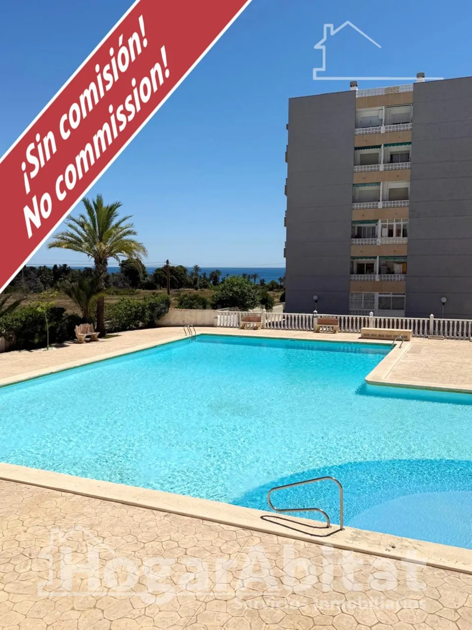 Disfruta del sol y la brisa del mar en este piso reformado con piscina, terraza y parking junto a la playa