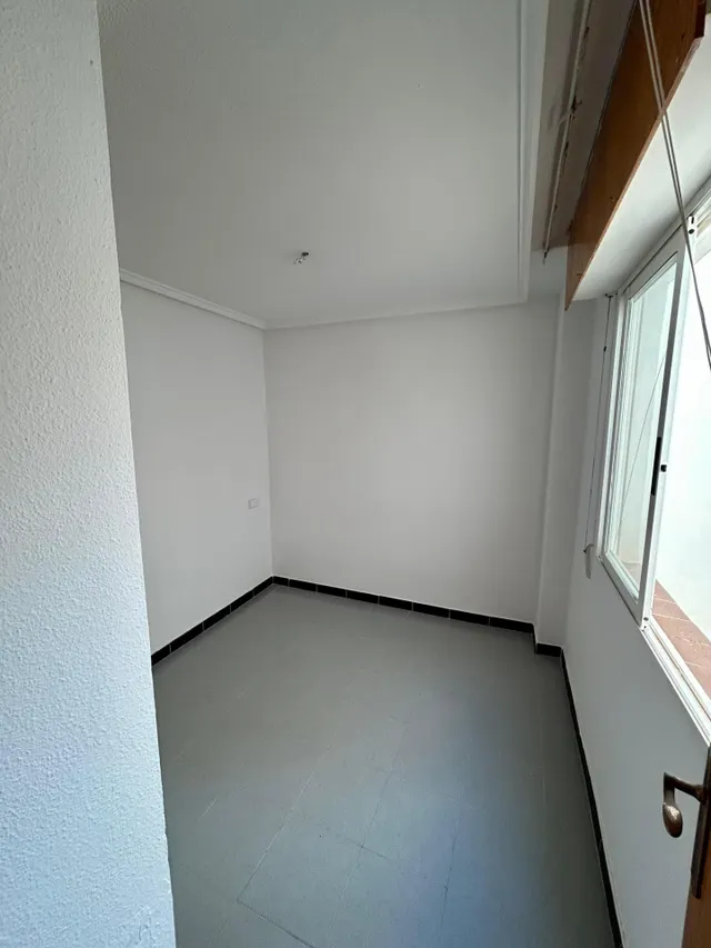 ¡Oportunidad Única! Ático para Reformar en el Centro de Torrevieja con Vistas Despejadas. — 25
