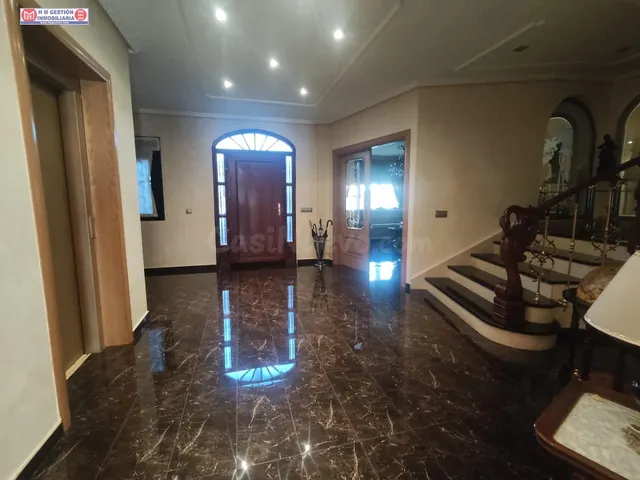 AMPLÍSIMA CASA CON DOS PLANTAS MAS BUHARDILLA, PATIO DE 320  - foto 3