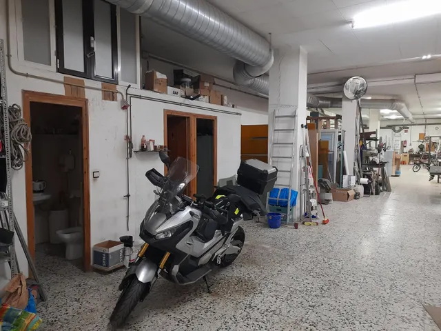 Gran local comercial de 346m2 construidos en el Escorxador - Mataró — 3