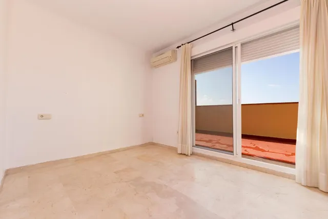 Ático con 100 m2 de espacio exterior, vistas panorámicas y garaje en el centro de Fuengirola – 375.000 € — 19
