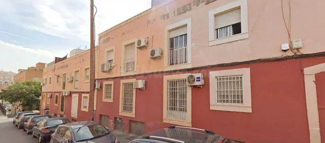 SE VENDE piso OKUPA en C CL JUAN GOYTISOLO 21 de Almería