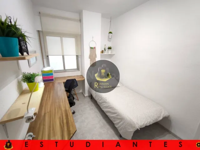 ESt / Piso de CINCO DORMITORIOS en zona Ronda-P. A. de Alarc