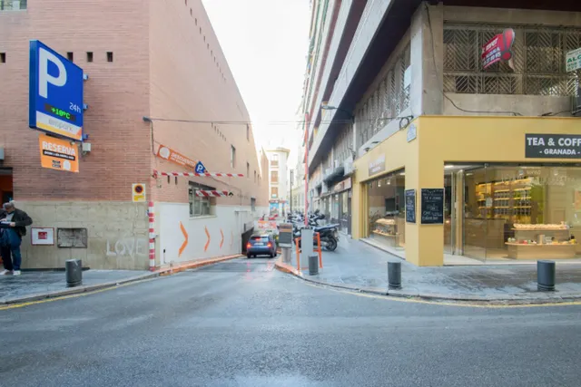 Local comercial junto a Mercado de San Agustín y a espaldas de Gran Vía. — 20