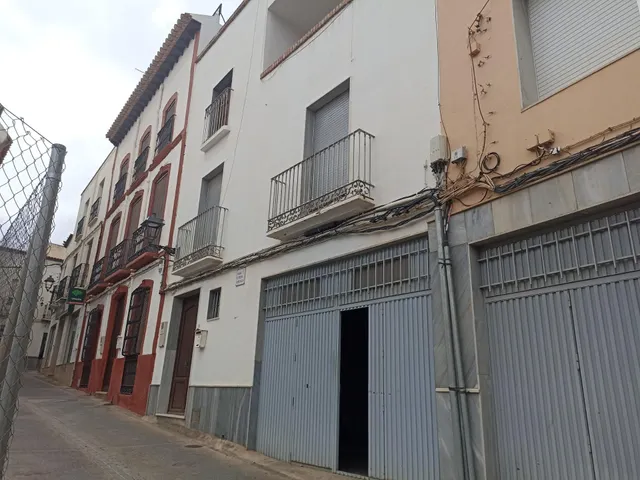 Casa en canjayar zona plaza del ayuntamiento de siete habitaciones trea baños para reformar — 2