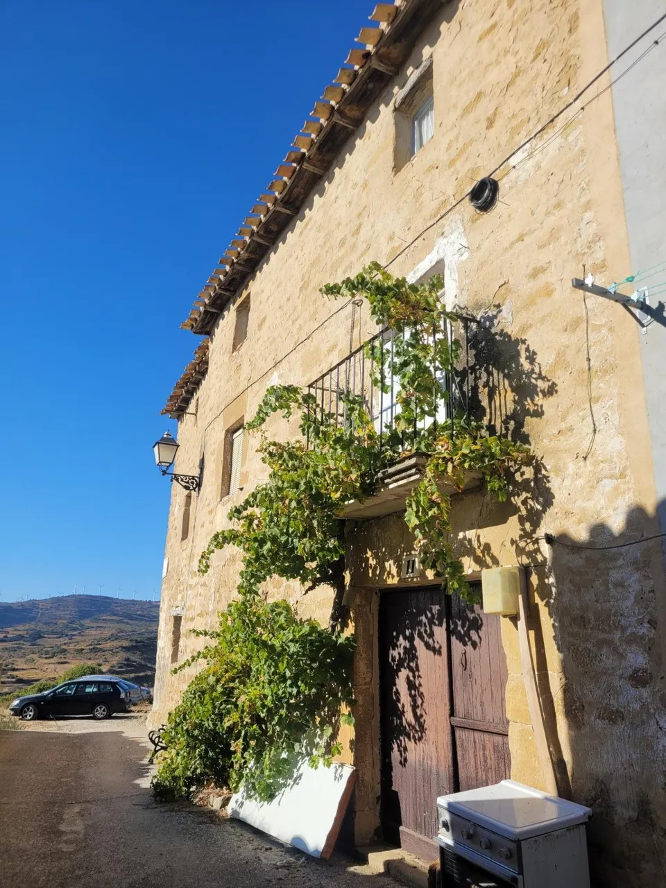 CASA CON CORRAL y TERRENO EN SAN MARTÍN DE UNX
